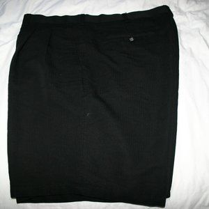 Callaway Black Golf Shorts in size 38. Very nice condition Has rubber shirt grip